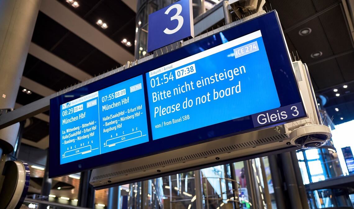 Dieser Zug hatte fast sechs Stunden Verspätung.  "War interessant auf jeden Fall", sagt Fahrgast Cziczi.