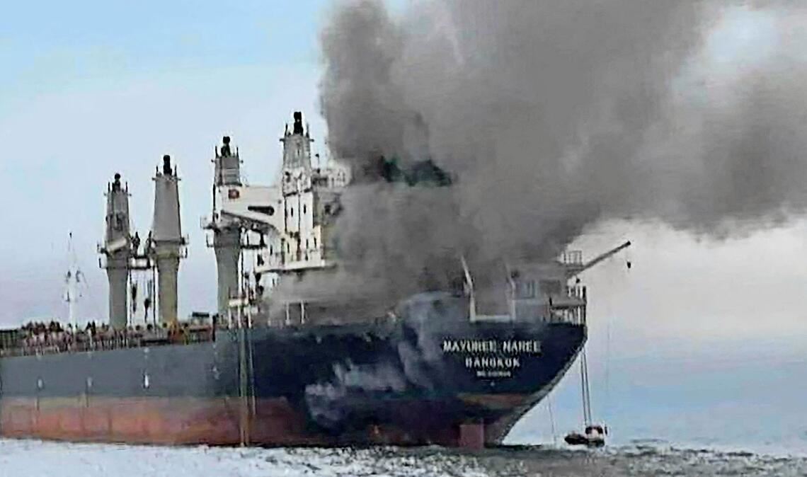 Dieser thailändische Tanker wurde am Mittwoch (11.3.)  in der Straße von Hormus von einem Sprengkörper getroffen und geriet  in Brand.