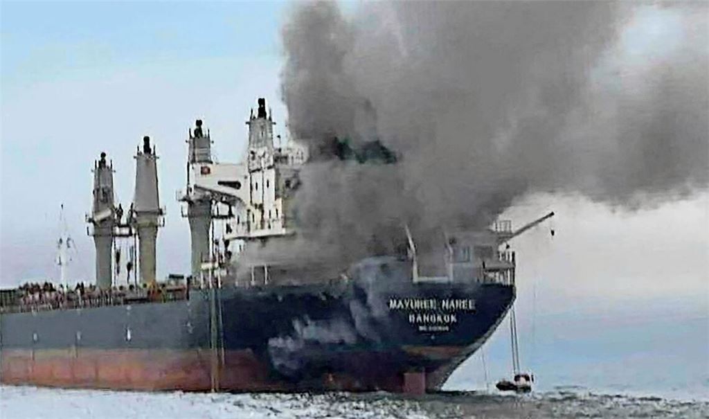 Dieser thailändische Tanker wurde am Mittwoch (11.3.)  in der Straße von Hormus von einem Sprengkörper getroffen und geriet  in Brand.