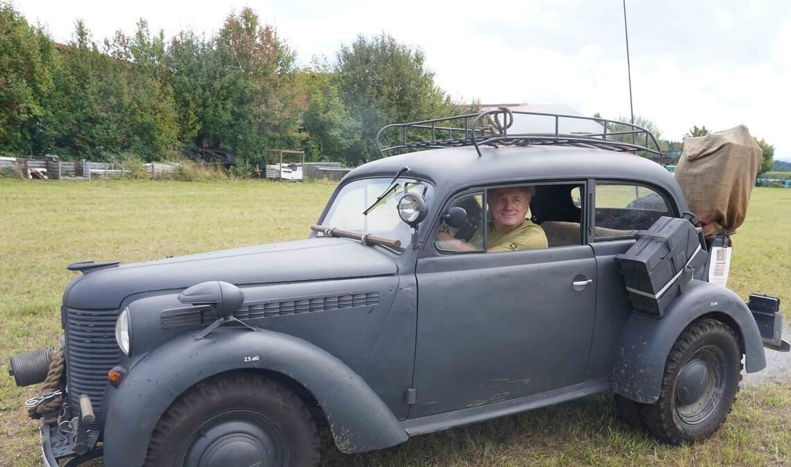 Mit dem Retro-Panzer über den Acker pflügen Dieses Auto ist mit einem Ersatztank ausgestattet.