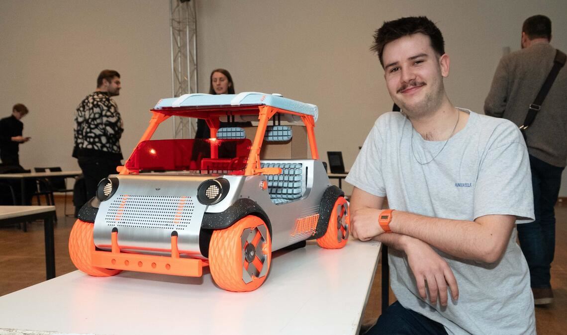 Dieses Auto kann man (in Groß) selbst zusammenbauen. Nicolas Lindsay mit dem „MINI mini“. Fotos: Volz