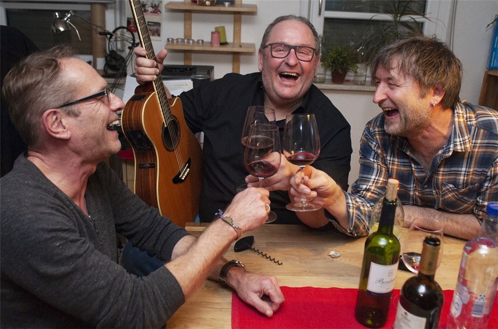 Dieses Bild entstand 2020, als das Holztrio nach fünfjähriger Bühnenabstinenz einen Auftritt beim Mühlacker Frühling plante. Man probte, wurde dann aber von Corona ausgebremst. Mittlerweile stehen die Vorzeichen besser, und beim Mühlacker Frühling 2022 werden Frank Schmidt (v.li.), Harry Klenk und Manfred Wirth auf der Bühne stehen. Archivfoto: Fotomoment