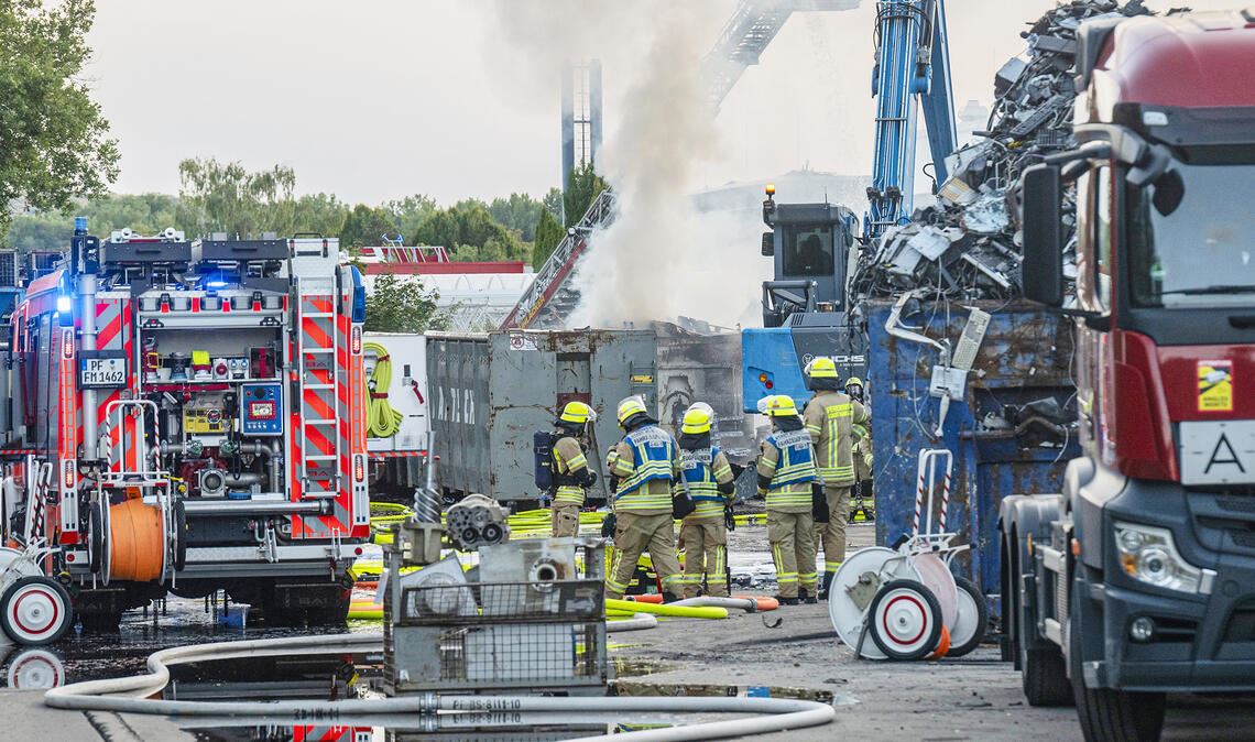 Dieses Bild entstand bei einem Brand auf dem MetReTec-Firmenareal im September 2025. Die dunkle Rauchwolke über dem Enzberger Gewerbegebiet war weithin sichtbar gewesen. Auf den Containerbrand folgten weitere Einsätze an gleicher Stelle. Zuletzt mussten Ende Februar 120 Kräfte von Feuerwehr, Rettungsdienst und Polizei ausrücken, weil wiederum Elektroschrott in Brand geraten war. Foto: Archiv