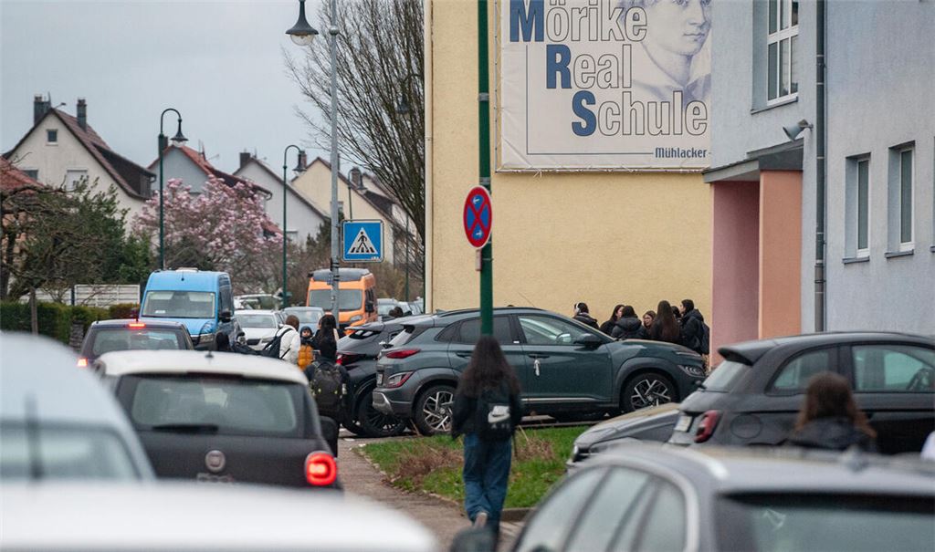 Dieses Bild zeigt die Verkehrssituation eines Morgens an der Mörike-Realschule Mühlacker, wo sich viele Autos auf der Lindachstraße tummeln. Foto: Archiv