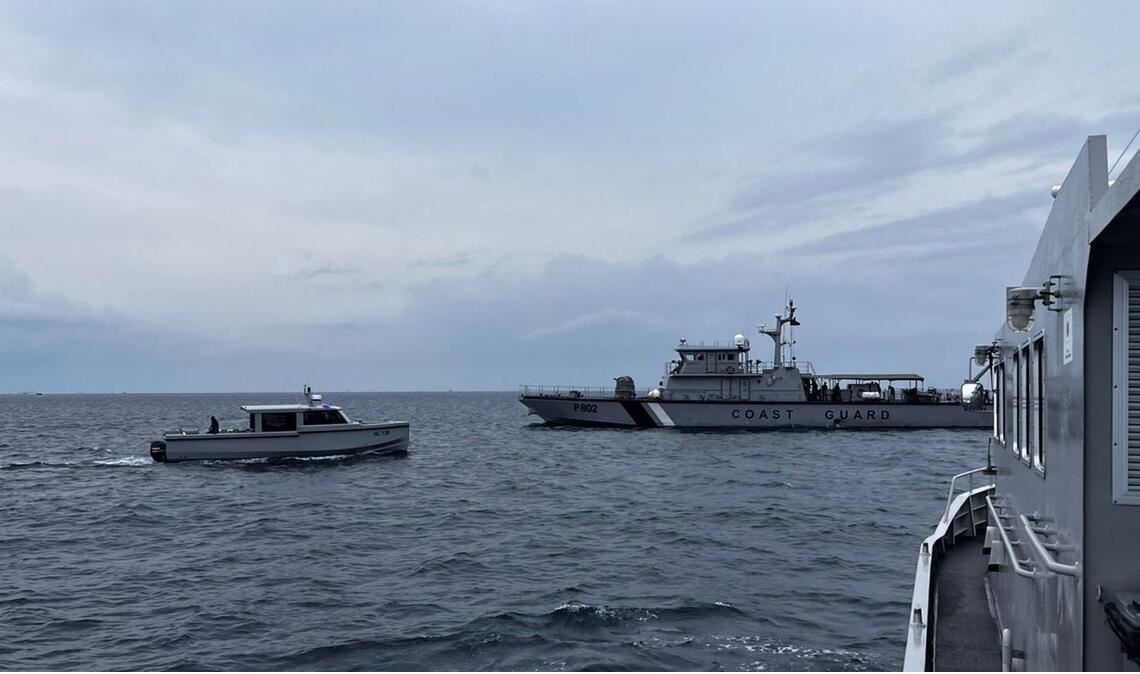Dieses Bild zeigt ein Boot der Küstenwache bei der Suche nach vermissten italienischen Tauchern.