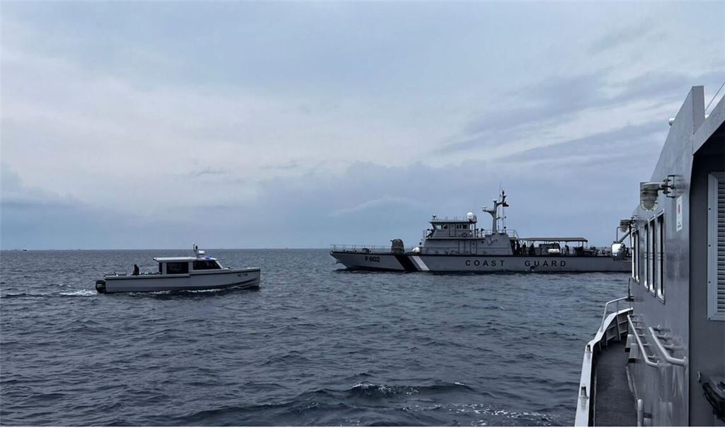Dieses Bild zeigt ein Boot der Küstenwache bei der Suche nach vermissten italienischen Tauchern.
