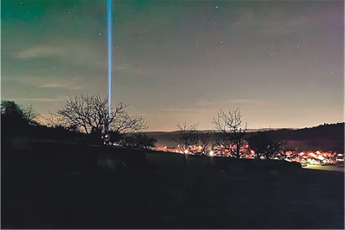 Dieses Foto nahm ein Anwohner auf, der sich wie viele andere fragte, was es mit dem mysteriösen Lichtstrahl auf sich hat. Foto: Neissner