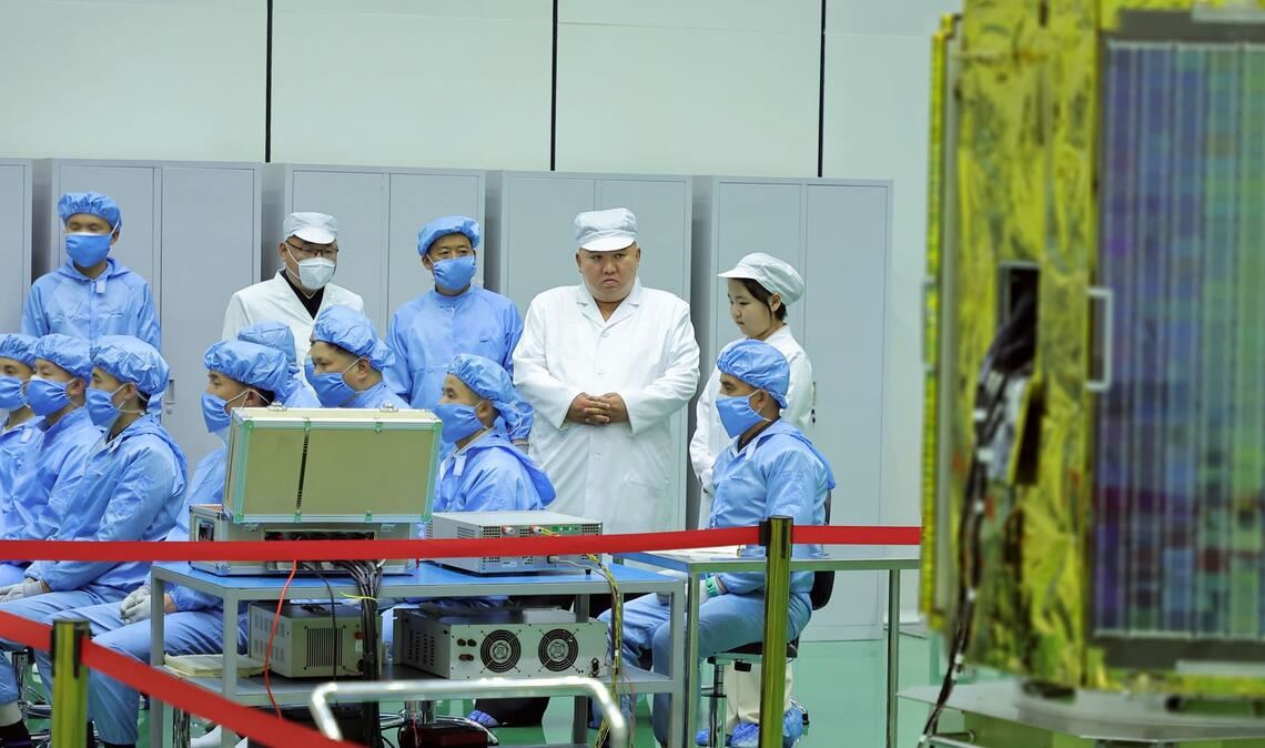 Dieses Foto soll Nordkoreas Machthaber Kim Jong Un und seine Tochter beim Besuch der nordkoreanischen Raumfahrtbehörde am 16.05.2023 zeigen. Die Aufnahme wurde von der staatlichen nordkoreanischen Nachrichtenagentur KCNA zur Verfügung gestellt und kann nicht unabhängig verifiziert werden.