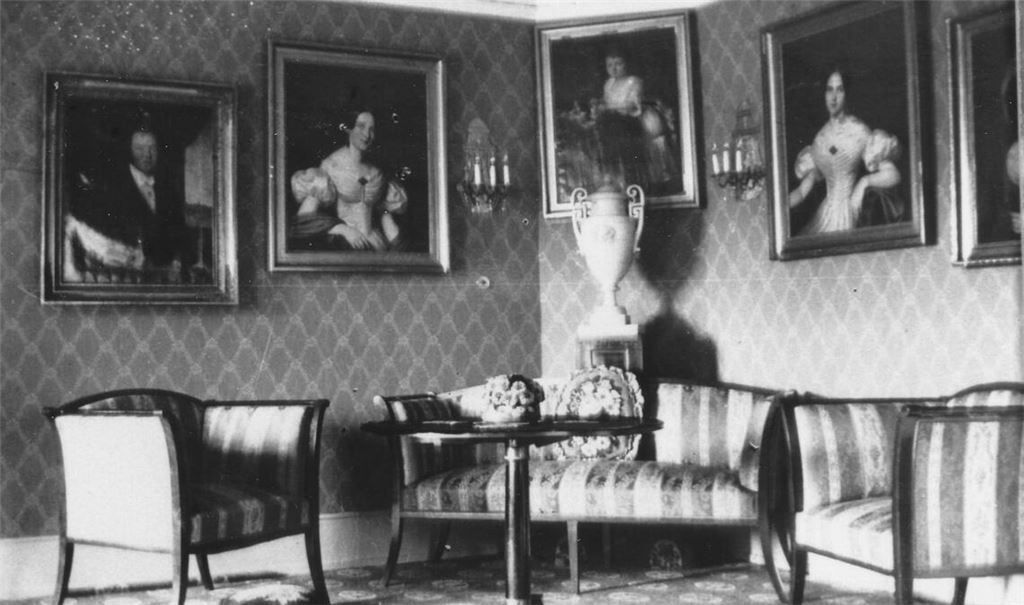 Dieses Foto von circa 1950 entstand im Biedermeiersalon des Schlosses. Besonders interessant sind die Porträts an den Wänden, die frühere Schlossbesitzer beziehungsweise deren Familienmitglieder zeigen: Georg Ludwig Kiehnle, Julie, Charlotte und Adelheid Grab. Foto: Stadtarchiv Mühlacker, Sammlung Peter-F. Bopp