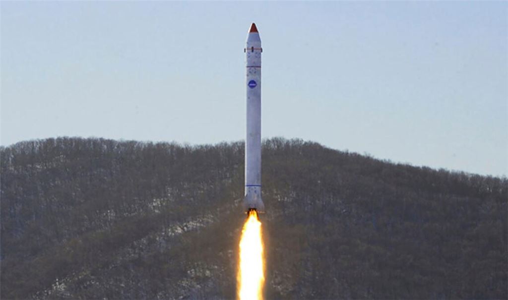 Dieses Foto zeigt angeblich den Test einer Rakete mit einem Testsatelliten auf dem Sohae-Satellitenstartplatz in Nordkorea. Das Bild wurde von der staatlichen Nachrichtenagentur KCNA zur Verfügung gestellt, sein Inhalt kann nicht unabhängig verifiziert werden.