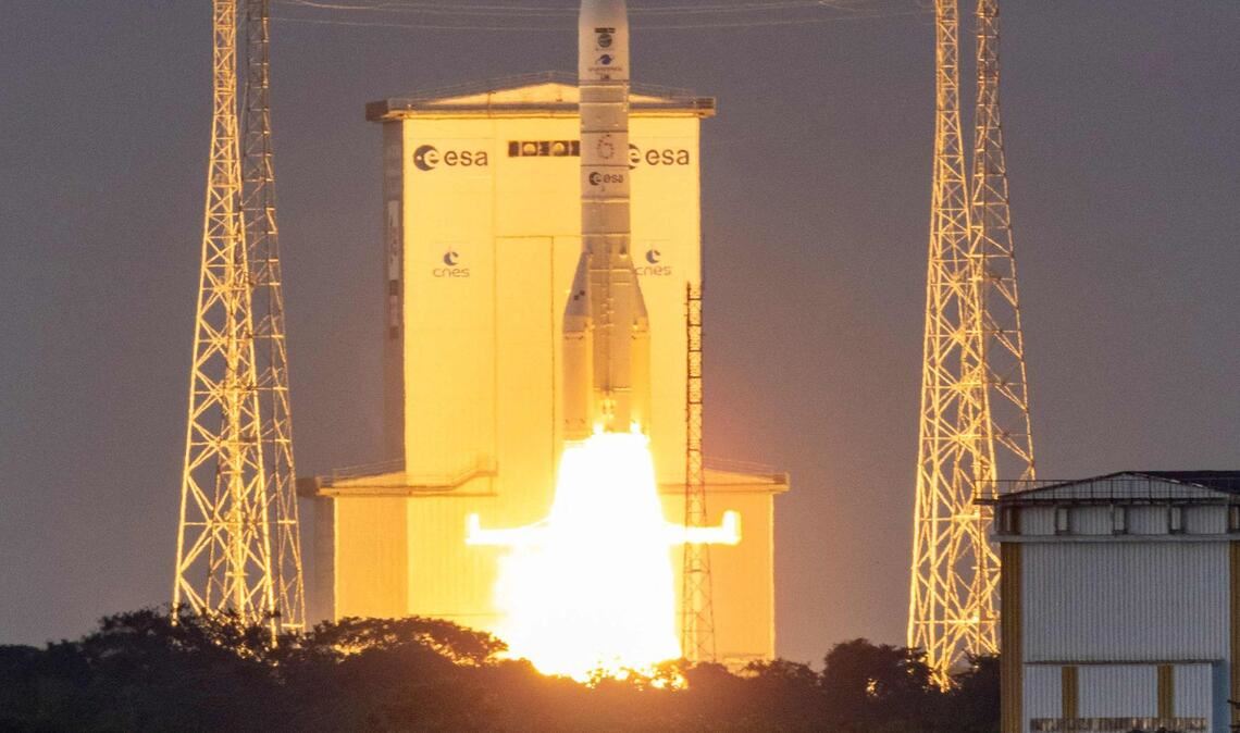Dieses Foto zeigt die Ariane-6-Rakete der Europäischen Weltraumorganisation (ESA) mit dem Erdbeobachtungssatelliten Sentinel-1D an Bord, die vom Raumfahrtzentrum von Guayana in Kourou im französischen Überseedepartement Guayana abhebt.