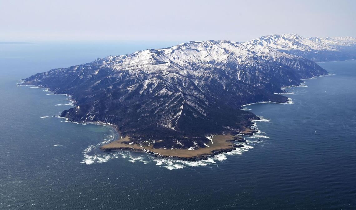 Dieses Luftbild zeigt die Gewässer an der Halbinsel Shiretoko im Norden Japans auf Hokkaido, wo Retter eine Suchaktion durchführen. Ein Erdbeben der Stärke 7,5 hat nach Angaben der US-Erdbebenwarte USGS Japan erschüttert.