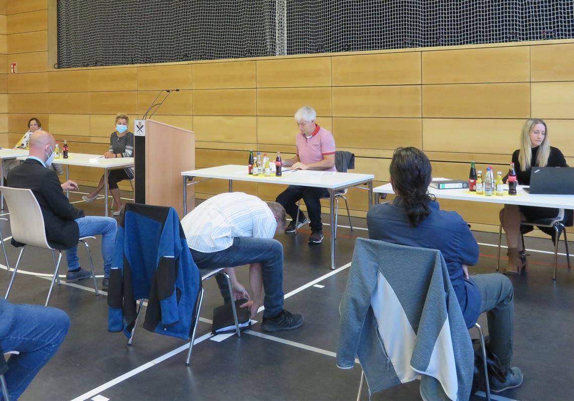 Kandidaten treffen erstmals aufeinander Dieses Mal kann der Gemeindewahlausschuss allen Bewerbern grünes Licht geben. Im Publikum finden sich auch Stadträte und interessierte Bürger. Fotos: Becker (2), Archiv, privat