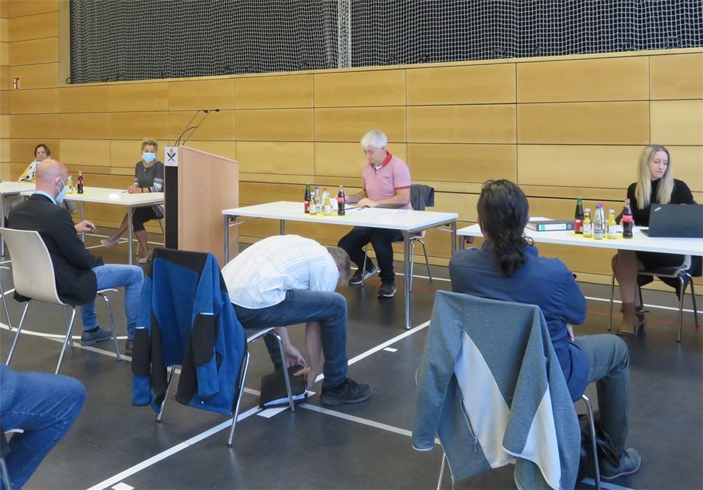 Dieses Mal kann der Gemeindewahlausschuss allen Bewerbern grünes Licht geben. Im Publikum finden sich auch Stadträte und interessierte Bürger. Fotos: Becker (2), Archiv, privat