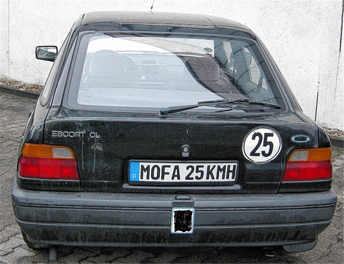 Dieses „Mofa“ hat vier Räder, fünf Sitze und ist viel zu schwer. Deshalb bekommt der Besitzer Ärger mit der Polizei. Foto: Polizei