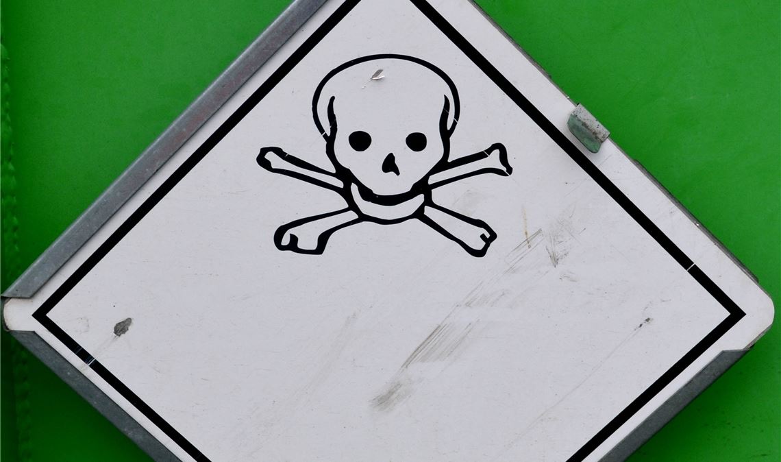 Dieses Zeichen flößt Respekt ein. Schadstoffe dürfen nicht einfach in den Hausmüll. Fotos: Stahlfeld