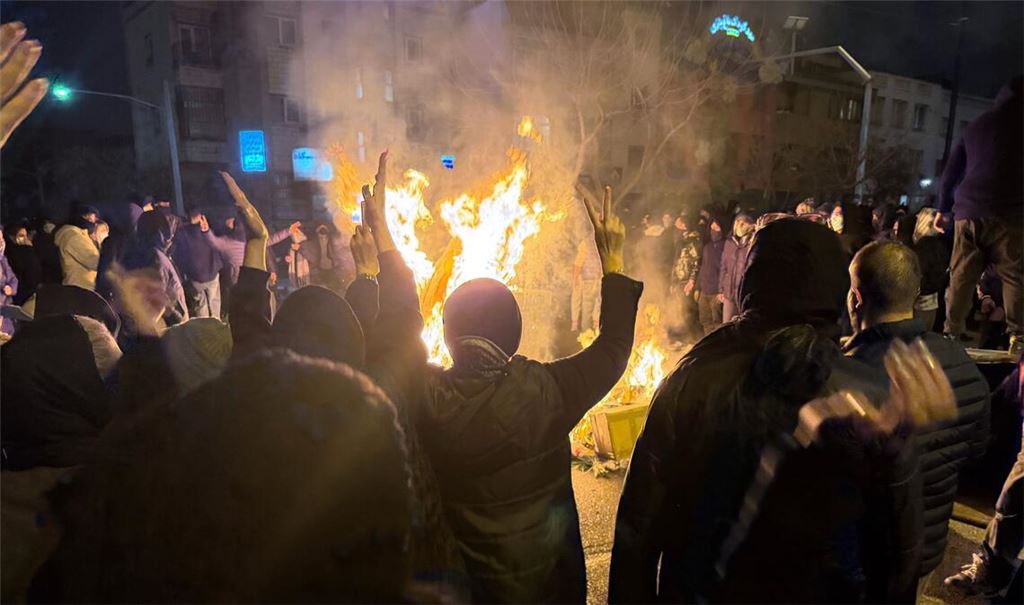 Dieses am 09. Januar aufgenommene und am 13. Januar via AP zur Verfügung gestellte Foto soll Iraner bei einem Protest gegen die Regierung in Teheran zeigen.