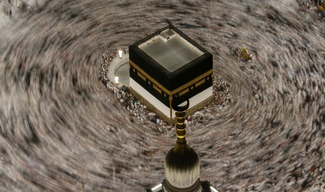 Dieses mit einer langsamen Verschlusszeit aufgenommene Foto zeigt muslimische Pilger, die während der jährlichen Hadsch-Pilgerfahrt in Mekka, die Kaaba, die heiligste Stätte des Islams, an der Großen Moschee umrunden.