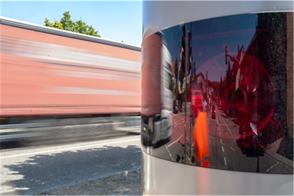 Dieses rote Auge erkennt Verkehrsteilnehmer, die auf der innerstädtischen B10 zu schnell fahren und lichtet sie ab. Fotos: Fotomoment