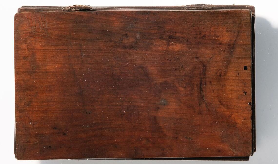 Dieses vom Landschaftsverband Westfalen-Lippe (LWL) zur Verfügung gestellte Foto zeigt ein Wachstafelbuch vor der Restaurierung, fotografiert unter Wasser: Archäologen haben in Paderborn ein gut erhaltenes Notizbuch aus dem 13. bis 14. Jahrhundert gefunden. Und das ausgerechnet in einer mittelalterlichen Latrine, wie der Landschaftsverband Westfalen-Lippe (LWL) mitteilte.