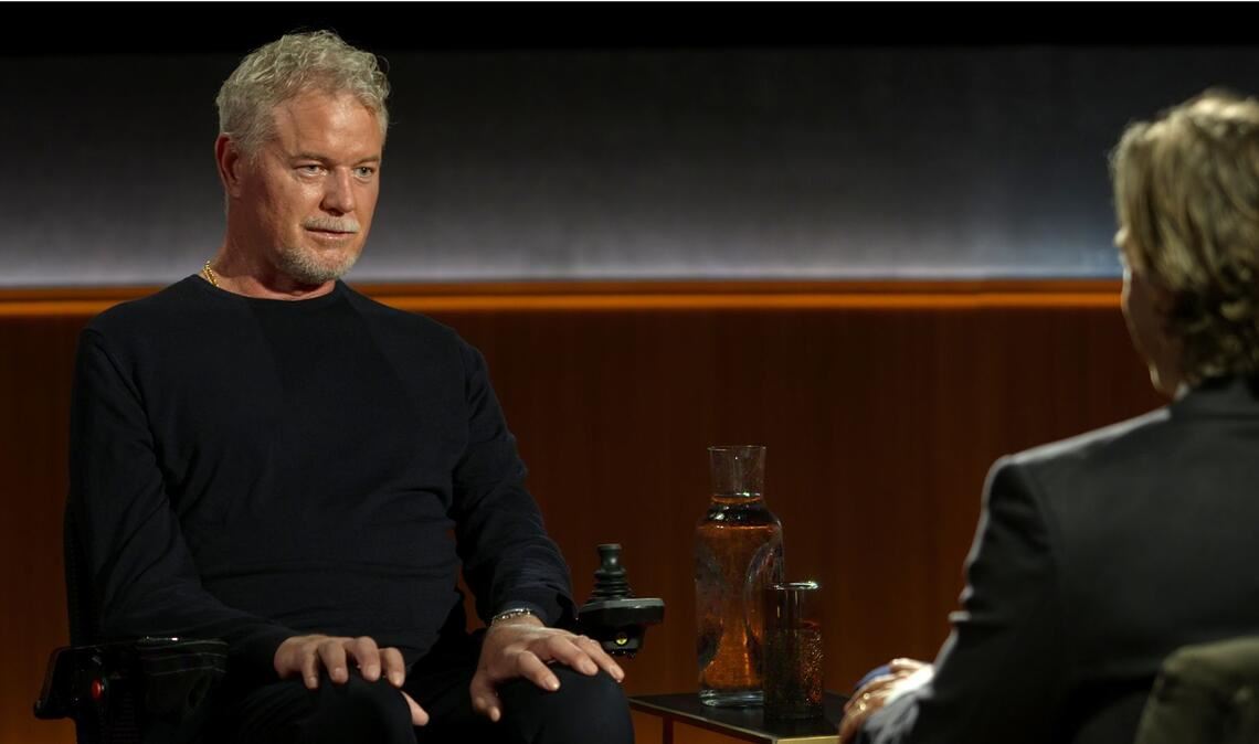 Dieses von Netflix veröffentlichte Foto zeigt die Schauspieler Eric Dane (li.) und Brad Falchuk in einer Episode von „Famous Last Words“.