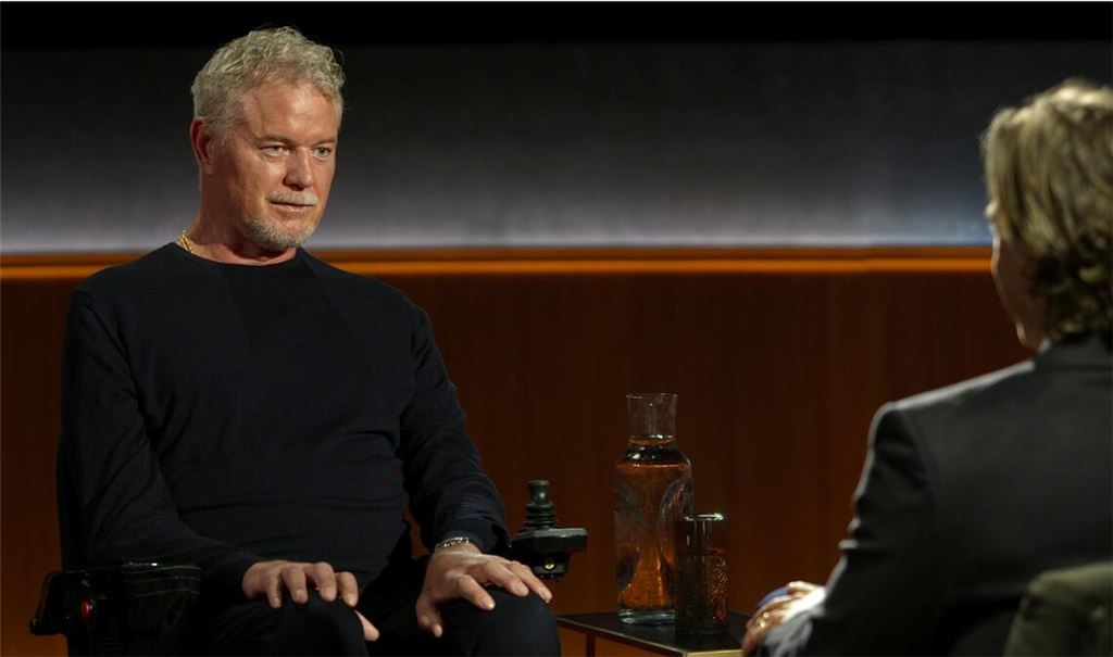 Dieses von Netflix veröffentlichte Foto zeigt die Schauspieler Eric Dane (li.) und Brad Falchuk in einer Episode von „Famous Last Words“.