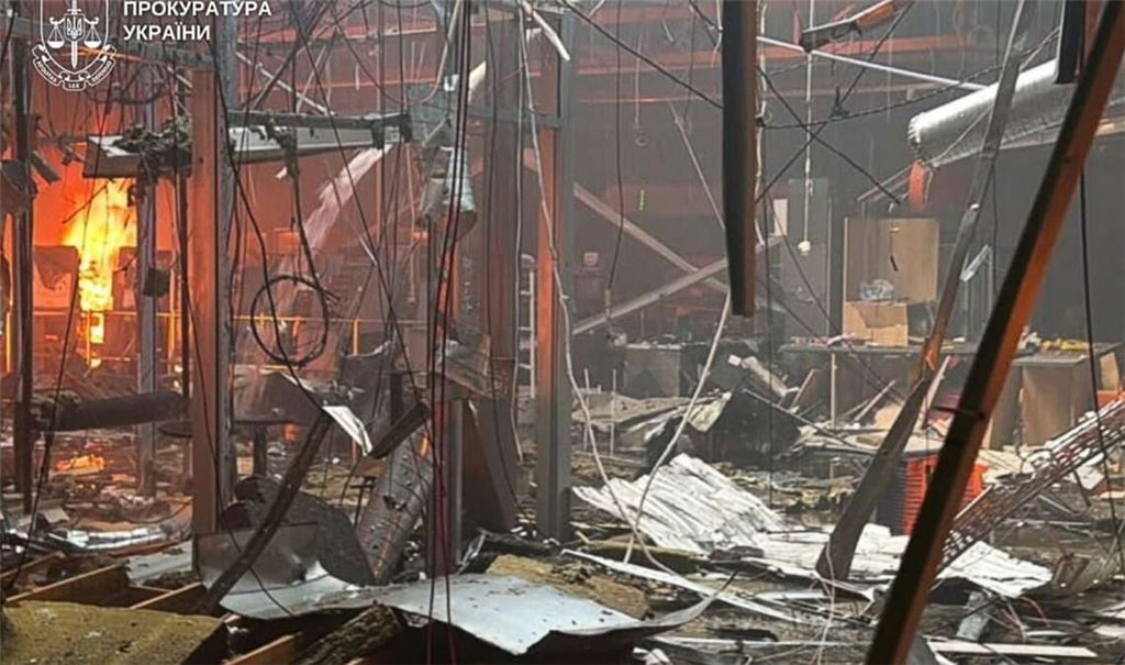 Dieses von der ukrainischen Staatsanwaltschaft zur Verfügung gestellte Foto zeigt Trümmer und ein Feuer in einem Einkaufszentrum nach einem russischen Drohnenangriff.