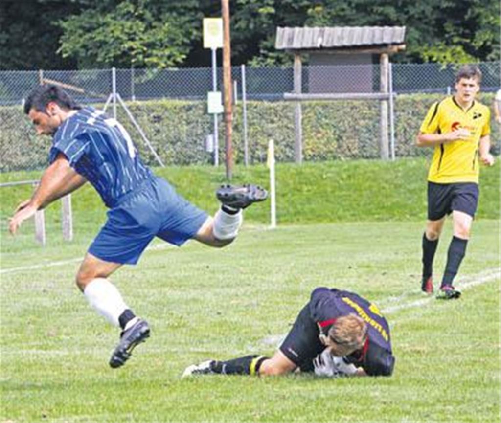 Diesmal soll 08 Mühlacker (in Blau) über die Klinge springen, findet man in Lienzingen und will die Punkte festhalten. Archivfoto: Eigner