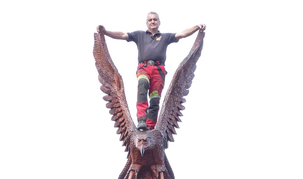 Dieter Binder und seine bislang größte Holzskulptur. Fotos: privat