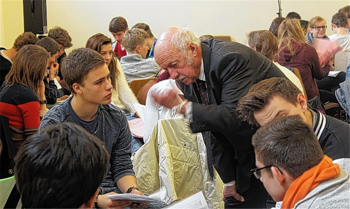 Dieter Essig, der als Kind die Bombardierung Pforzheims miterlebte, erzählt den Schülern aus Maulbronn, Nottingham und Valdahon von Eindrücken, die sich ins Gedächtnis eingebrannt haben.