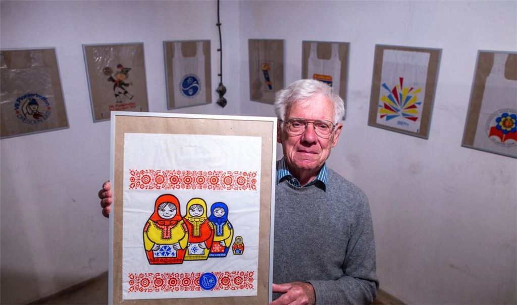 Dieter Luchs, Sammler von DDR-Einkaufstüten, zeigt eine Plastiktüte mit dem Matrjoschka-Motiv.