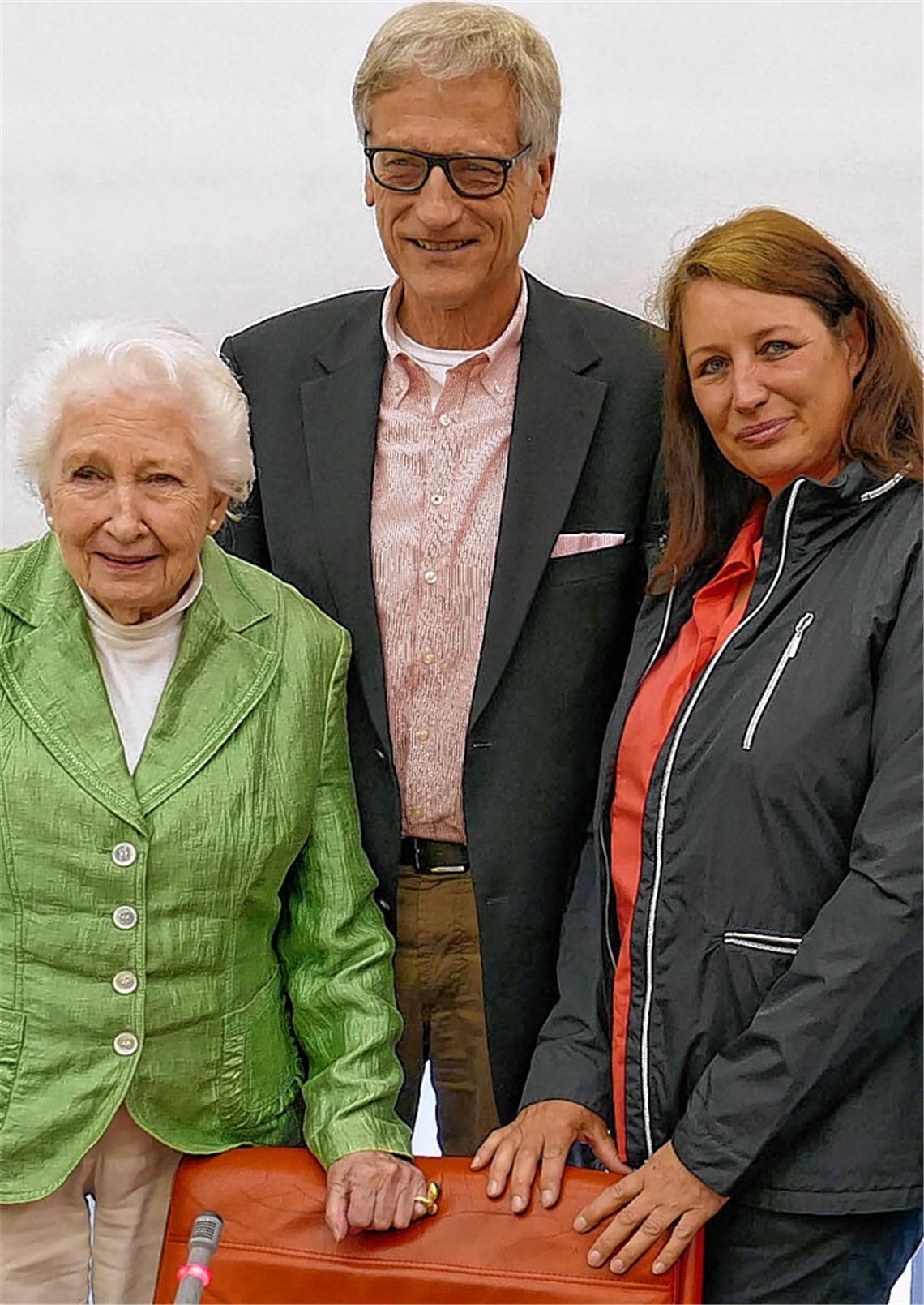 Dieter Müller wird als Vorsitzender des Kreisseniorenrats bestätigt. Gerda Görnemann (li.) gibt ihr Amt an Petra Bok ab.