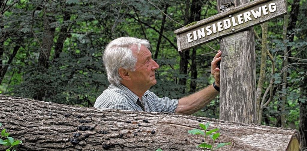 Dieter Trampus am Schild „Einsiedlerweg“. Die Namensbezeichnung könnte ein Hinweis auf die ursprünglichen Bewohner des Waldes sein. Fotos: Hansen
