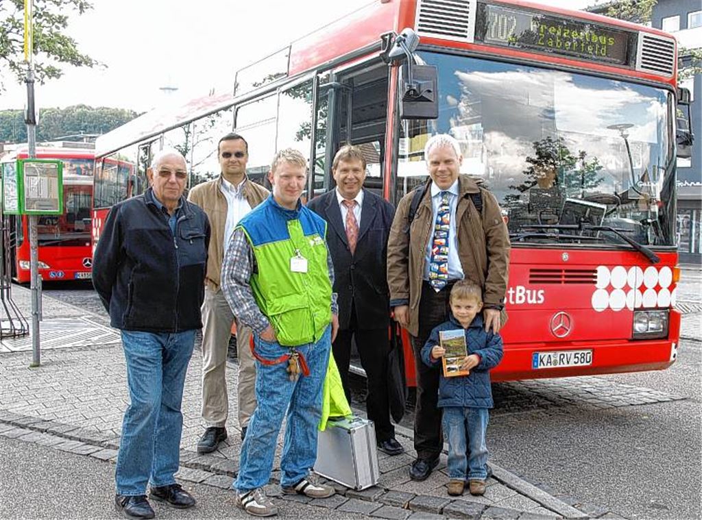 Dieter Zaudtke (v.li.) vom Fahrgastverband Pro Bahn Nordschwarzwald, Uwe Scheuhing, der ehrenamtliche Zugbegleiter des VCD Patrick Titze, der Geschäftsführer des VPE Axel Hofsäß sowie Matthias und Jakob Lieb unternehmen eine erste Testfahrt mit dem Freizeitbus.
