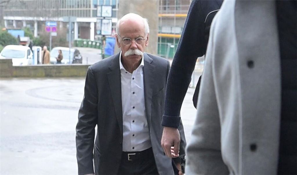 Dieter Zetsche am Dienstag auf dem Weg ins Stuttgarter Oberlandesgericht.