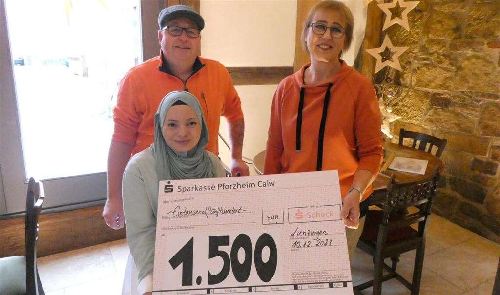 Dietmar Bäuchle und Hanife Barucu vom Tafelladen freuen sich über den Scheck, den Elke Teuchert (re.) überreicht. Foto: privat