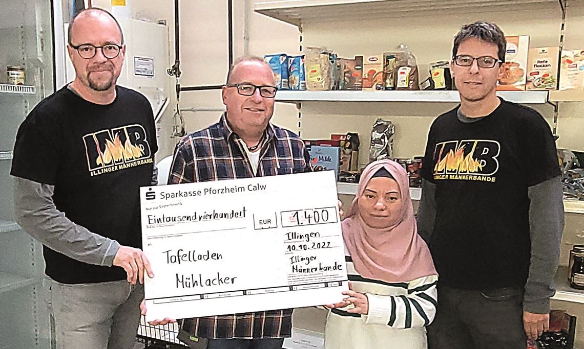 Dietmar Bäuchle und Hanife Barutcu (Mitte) nehmen den symbolischen Scheck der „Männerbande“ entgegen. Foto: privat