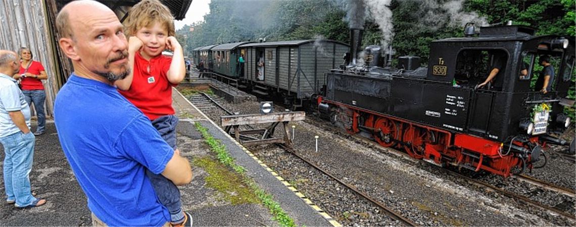 Dietmar Jopp und sein Sohn André schauen sich die Lok vom Bahnsteig aus an.