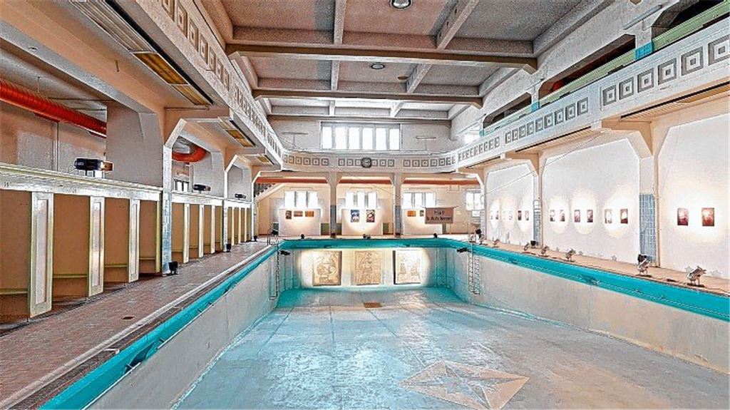 Digital in Schwimmhalle eintauchen