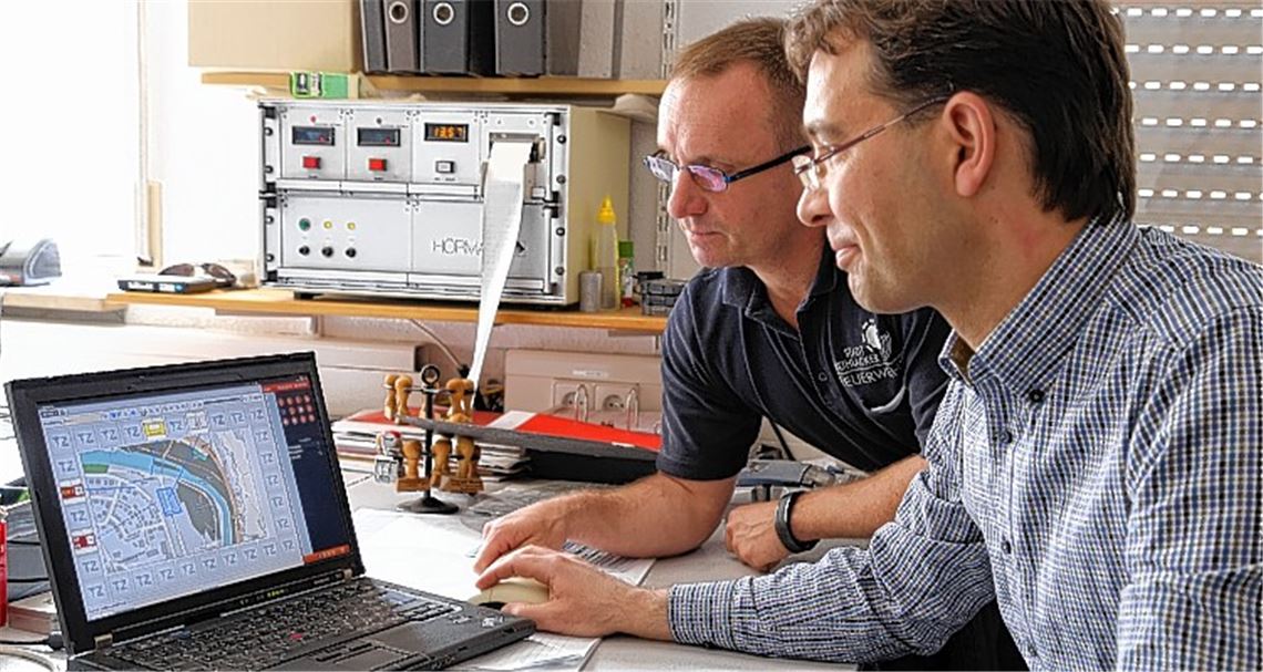 Digitale Karten sind einer der Vorteile der neuen Software: Ralph Keipp und Patrick Roth, Geschäftsführer der Fireboard GmbH, stellen das Computerprogramm für die Feuerwehr vor.