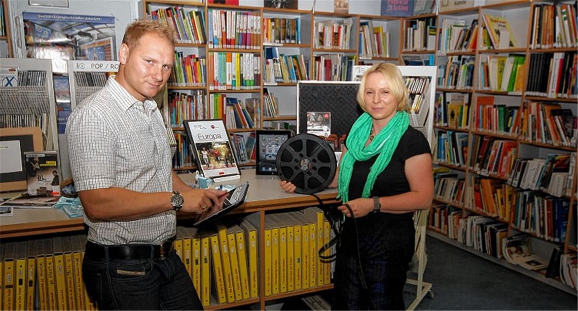 Digitale Techniken haben die alten Filmrollen im Kreismedienzentrum abgelöst, berichtet der Leiter der Einrichtung, Karl-Heinz Nagel. Rechts die Leiterin des Amts für Bildung und Kultur, Marion Trenz. Foto: Kollros