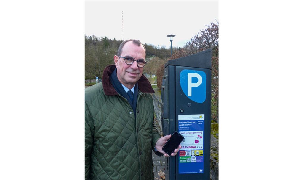 Digitales Angebot: OB Frank Schneider testet das Parken ohne Münzgeld. Foto: privat