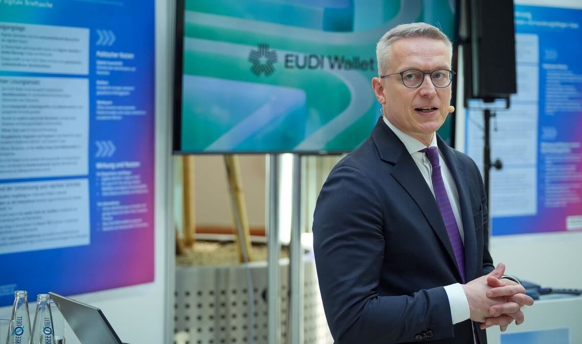 Digitalminister Karsten Wildberger (CDU) ist verantwortlich für die Einführung der EUDI-Wallet in Deutschland. Er hat sich auf das Startdatum 2. Januar festgelegt. (Archivbild)