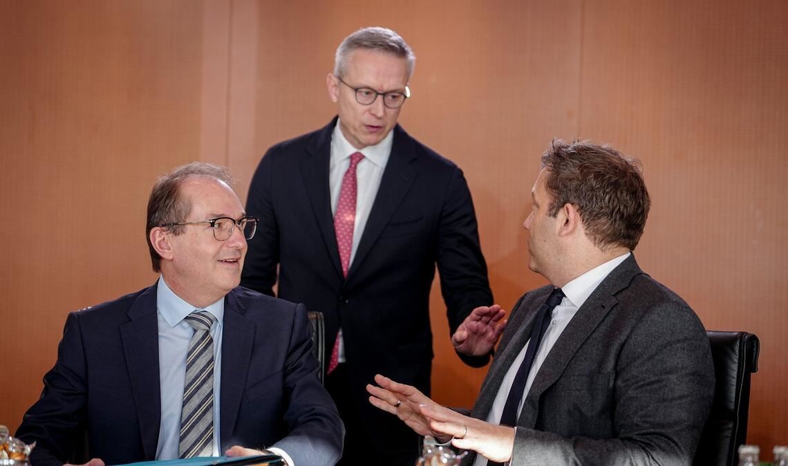 Digitalminister Karsten Wildberger – hier im Gespräch mit Innenminister Alexander Dobrindt (l.) und Finanzminister Lars Klingbeil – soll die Fäden bei der Staatsmodernisierung zusammenführen.