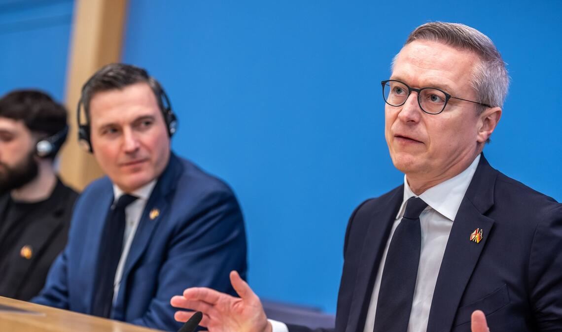 Digitalminister Karsten Wildberger (r.) und sein kanadischer Amtskollege Evan Solomon stellen den deutsch-kanadischen Deal in Berlin bei einer Pressekonferenz vor.
