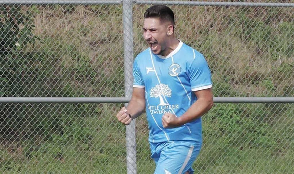 Dimitrios Mpouranis bejubelt seinen Treffer im Spiel von Omonia Vaihingen gegen den SV Sillenbuch. Am Ende stand es überraschend 2:1 für den Aufsteiger.