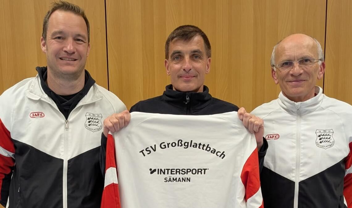 Dimo Schöttle und Reinhold Schimpgen von der Fußballabteilung mit dem künftigen Coach Michael Leimbert (Mi.). Foto: privat
