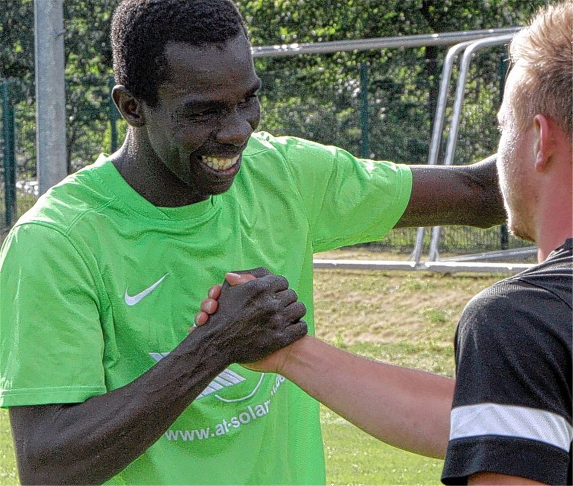 Diol Abdoulaye Cissé (li.), hier nach dem Kreispokal-Triumph mit den Sportfreunden Feldrennach im Juni 2014, läuft angeblich in der kommenden Saison wieder für die Sportfreunde Mühlacker auf.