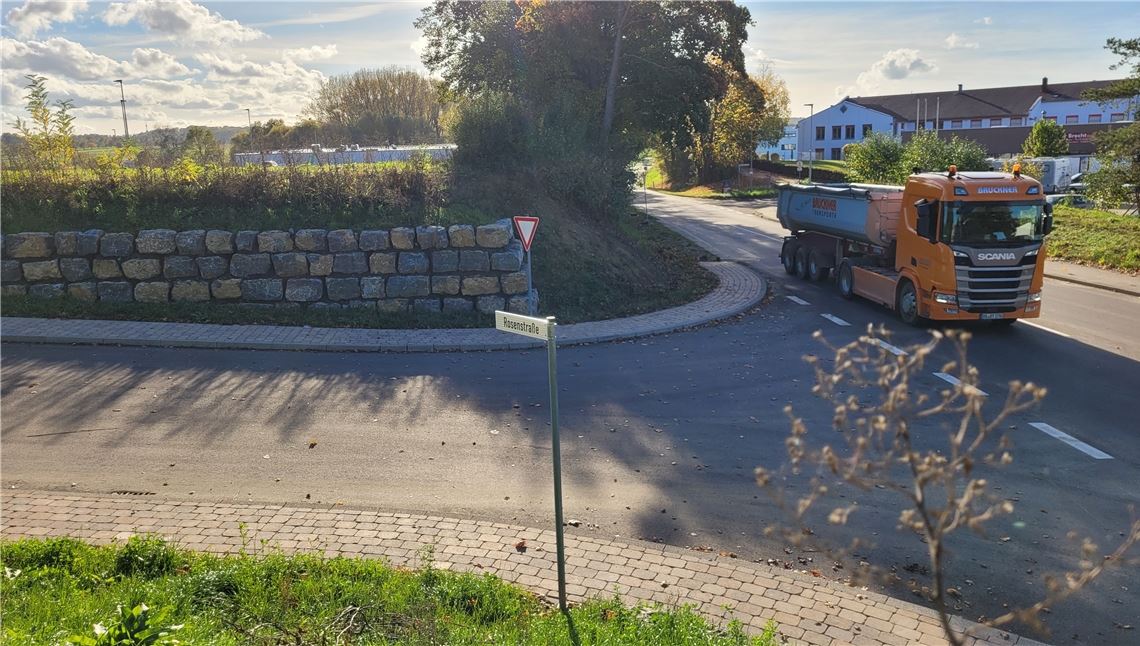 Direkt an der Kreisstraße und vis-à-vis eines Gewerbegebiets: Der Lärmschutz in dem Gebiet „Ob dem Obern Dorf“ in Dürrn bleibt ein schwieriger Punkt. Foto: privat