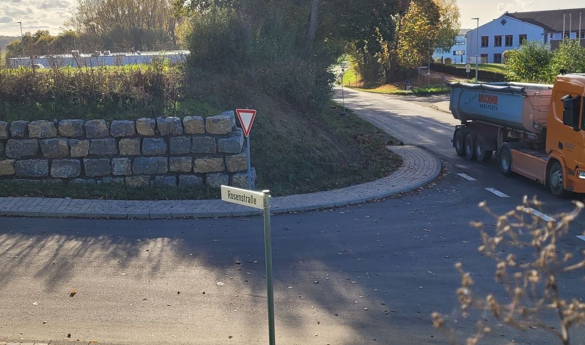 Direkt an der Kreisstraße und vis-à-vis eines Gewerbegebiets: Der Lärmschutz in dem Gebiet „Ob dem Obern Dorf“ in Dürrn bleibt ein schwieriger Punkt. Foto: privat